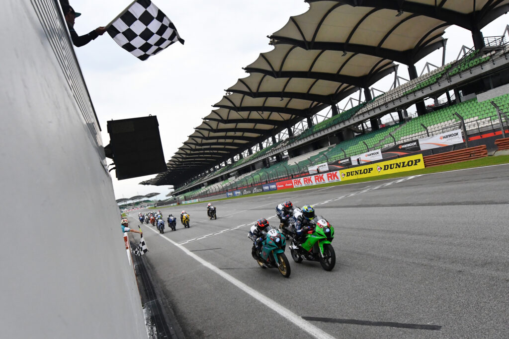 Izam Ikmal, Abdullah Qayyum Menangi Pusingan Pertama Yamaha R15M Race Elites