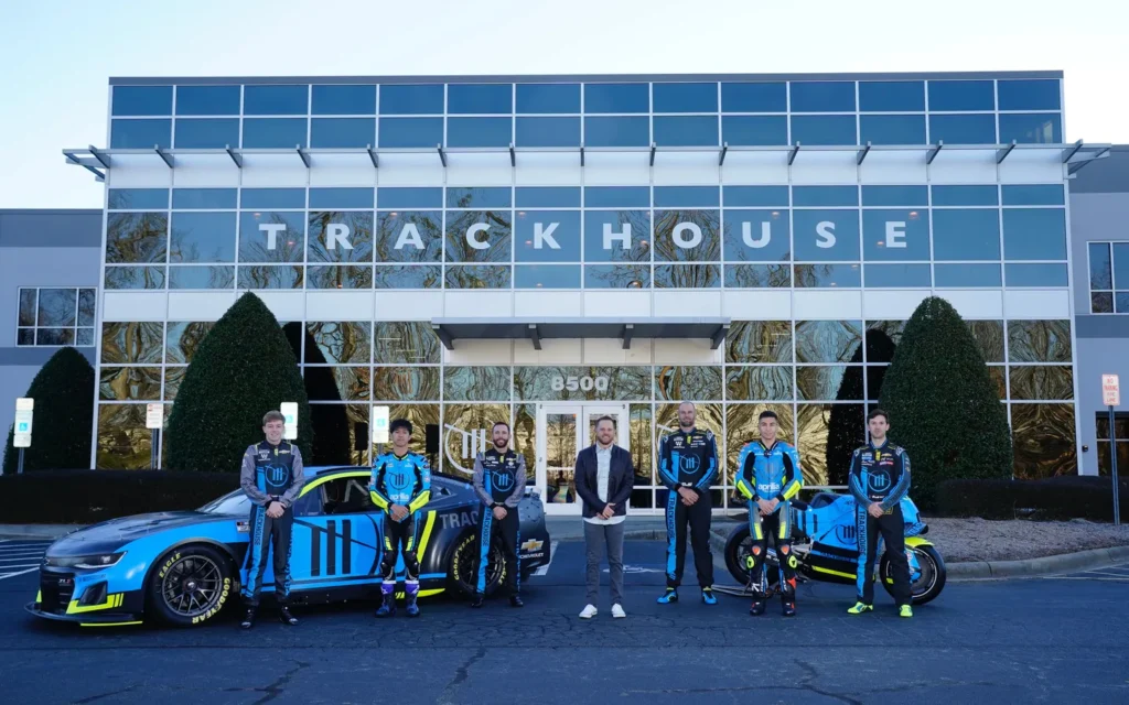 Track House Racing beserba hitam dan biru bagi musim 2025