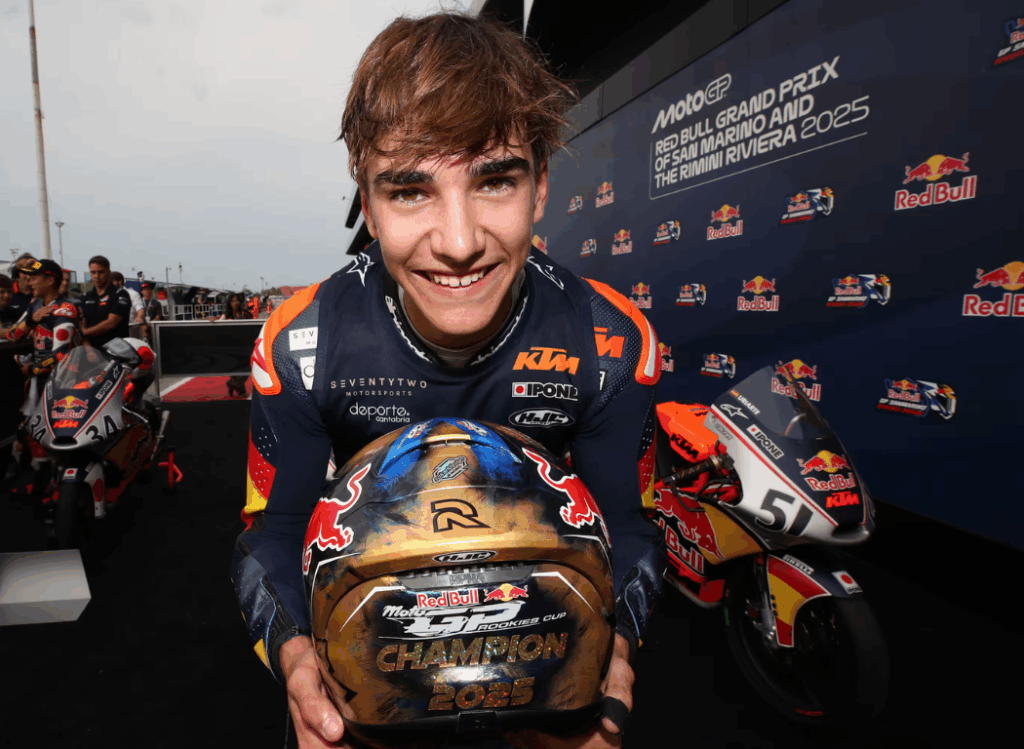 Brian Uriarte rangkul trofi Red Bull Rookies Cup 2025